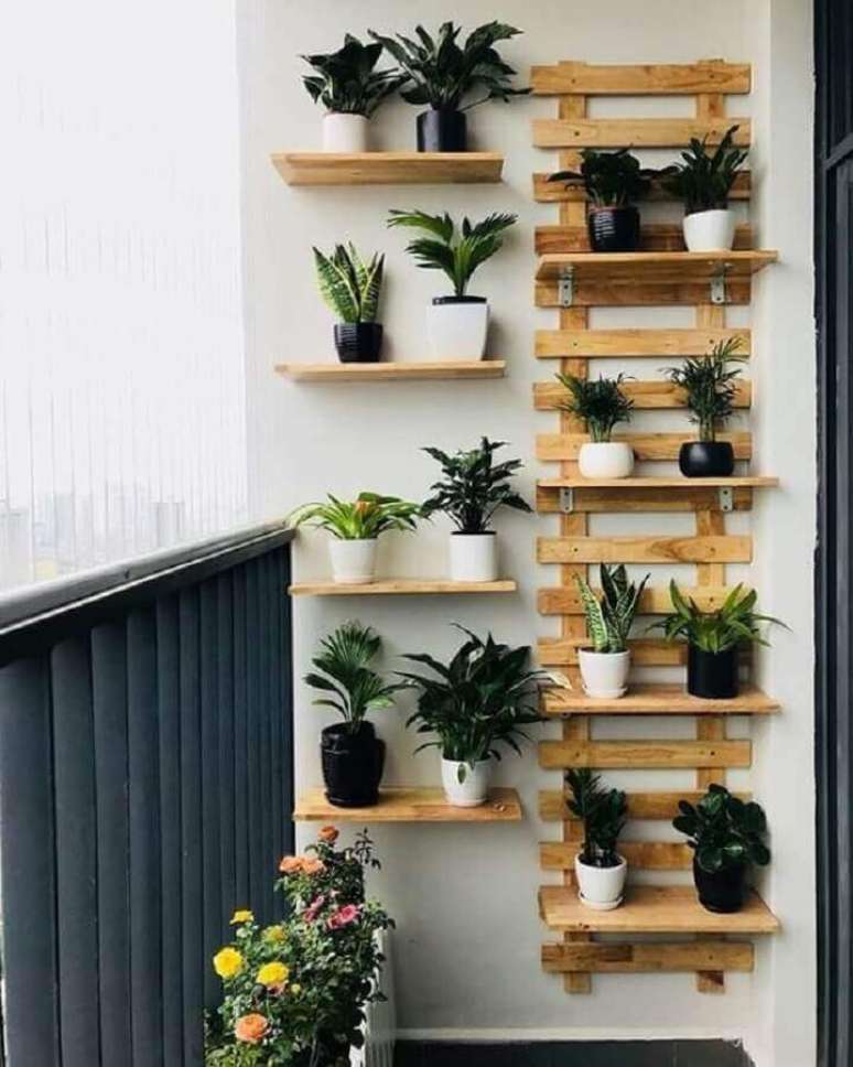55. Ideia simples de decoração com plantas na parede de varanda – Foto: Revista VD
