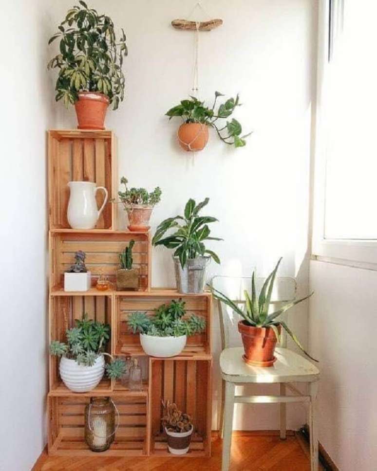 56. Ideia simples para casas decoradas com plantas em vasos dentro de caixotes de feira – Foto: Pinterest