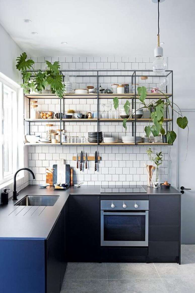 4. Cozinha completa com prateleiras &ndash; Via: Pinterest