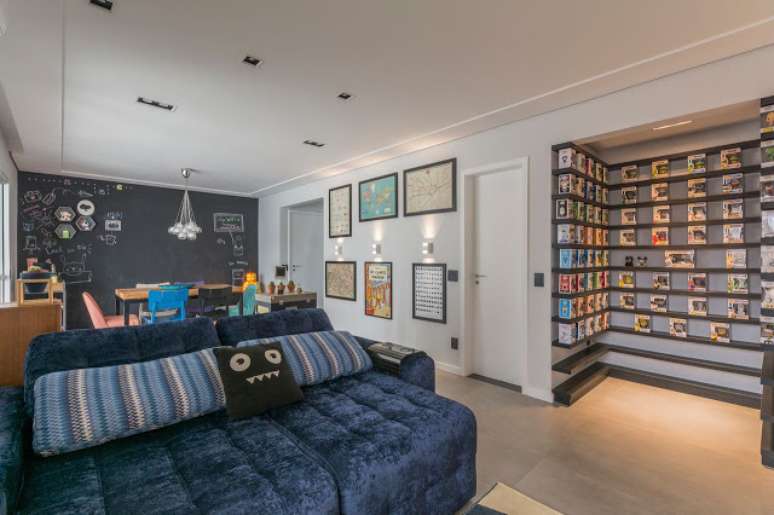 3. O sof&aacute; retr&aacute;til pequeno azul &eacute; a grande atra&ccedil;&atilde;o da sala. Projeto Idealizzare Arquitetos
