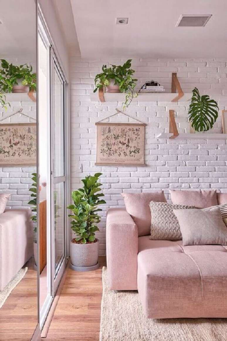 57. Vasos com plantas para decoração de sala branca e rosa com parede de tijolinho – Foto: Casa de Valentina