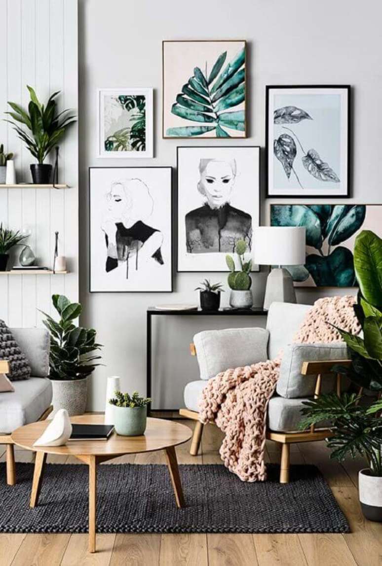 58. Vasos com plantas para decoração de sala cinza com vários quadros na parede – Foto: Pinterest