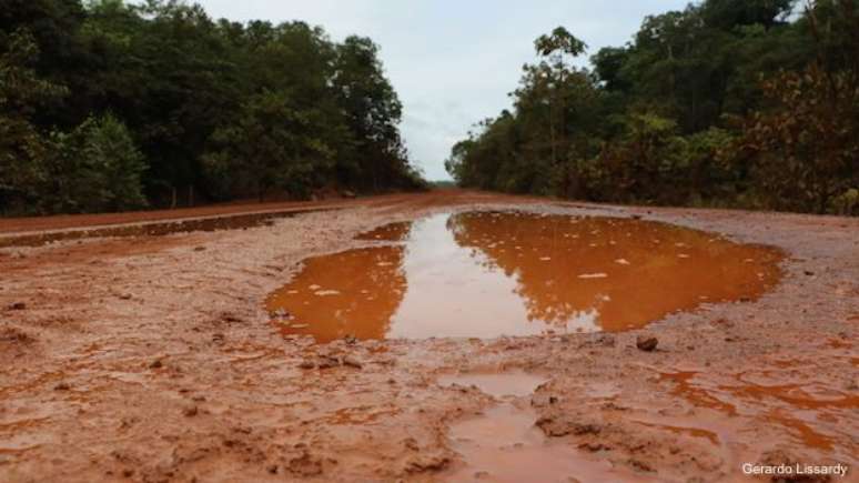 A BR-156, rodovia que liga Oiapoque a Macapá e é conhecida pela região como 'obra pública inacabada mais antiga do Brasil'