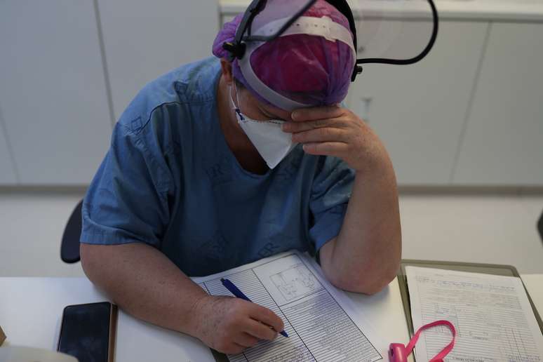 Enfermeira preenche prontuário de paciente com coronavírus em São Paulo