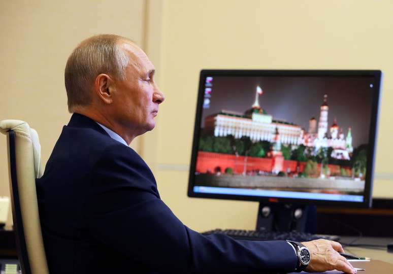 Presidente Vladimir Putin na residência oficial de Novo-Ogaryovo, nos arredores Moscou
 25/6/2020 Sputnik/Mikhail Klimentyev/Kremlin via REUTERS 