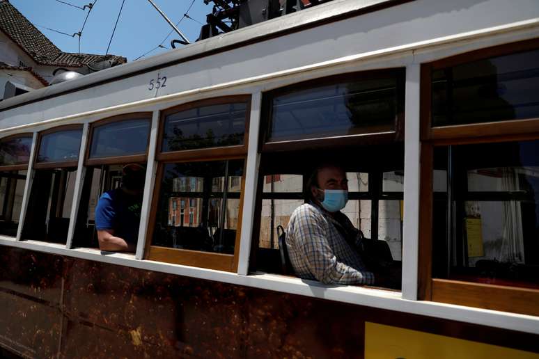 Pessoas usando máscaras de proteção são istas em um trem nos arredores de Lisboa, Portugal. 23/6/2020. REUTERS/Rafael Marchante