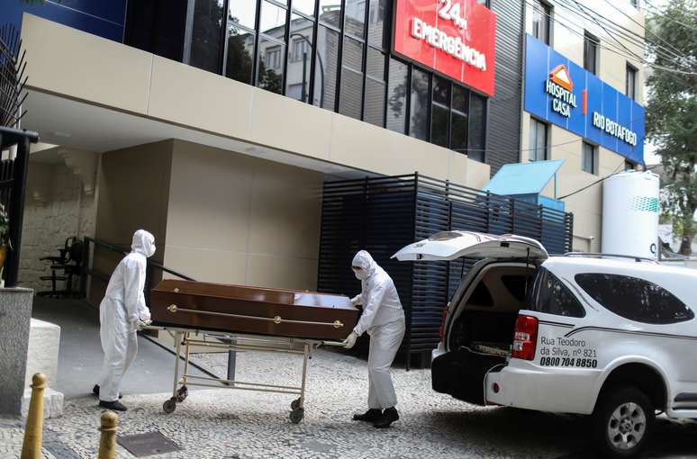 Serviço funerário transporta corpo de pessoa morta com coronavírus no Rio de Janeiro (RJ) 
23/06/2020
REUTERS/Pilar Olivares