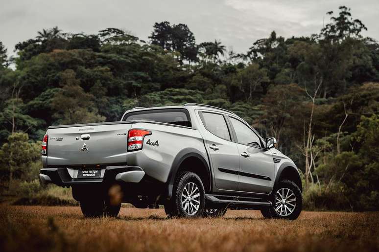 Mitsubishi 200 tem protetor de caçamba X-Line com design exclusivo, que evita corrosão.