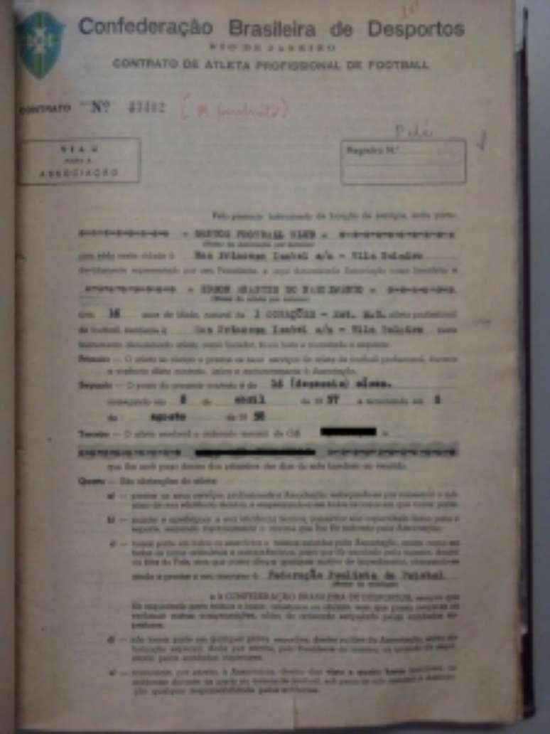 Primeiro contrato profissional do Rei Pelé, em 1957                            (Foto: Reprodução/Twitter Santos)