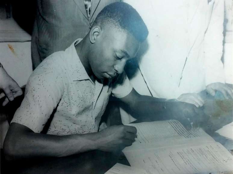 Pelé assinou o seu primeiro contrato como profissional com 16 anos (Foto: Reprodução/Facebook/Santos)