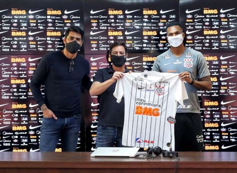 Jô recebeu a camisa das mãos de Vilson e de Duílio Monteiro Alves (Foto: Rodrigo Coca/Ag. Corinthians)