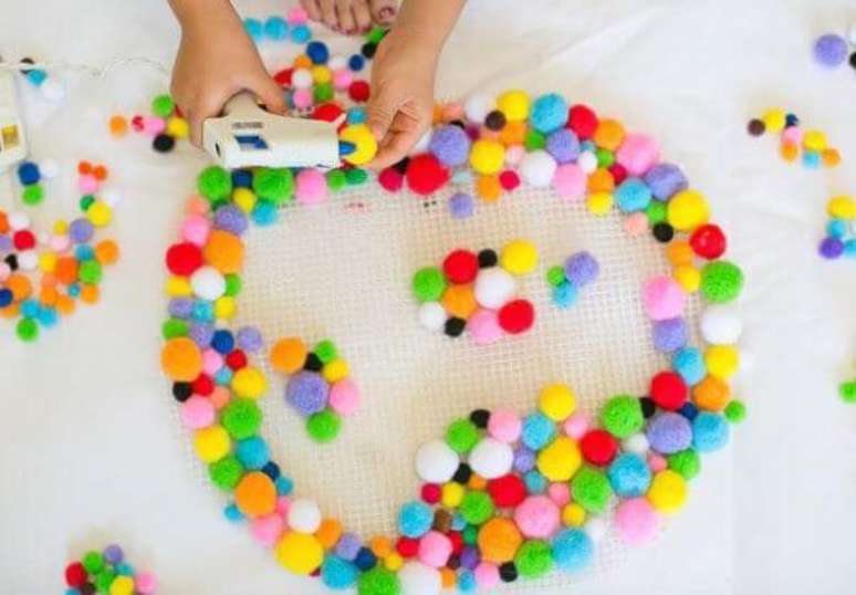 7. Que tal fazer um tapete artesanal colorido com bolinhas? – Via: Pinterest