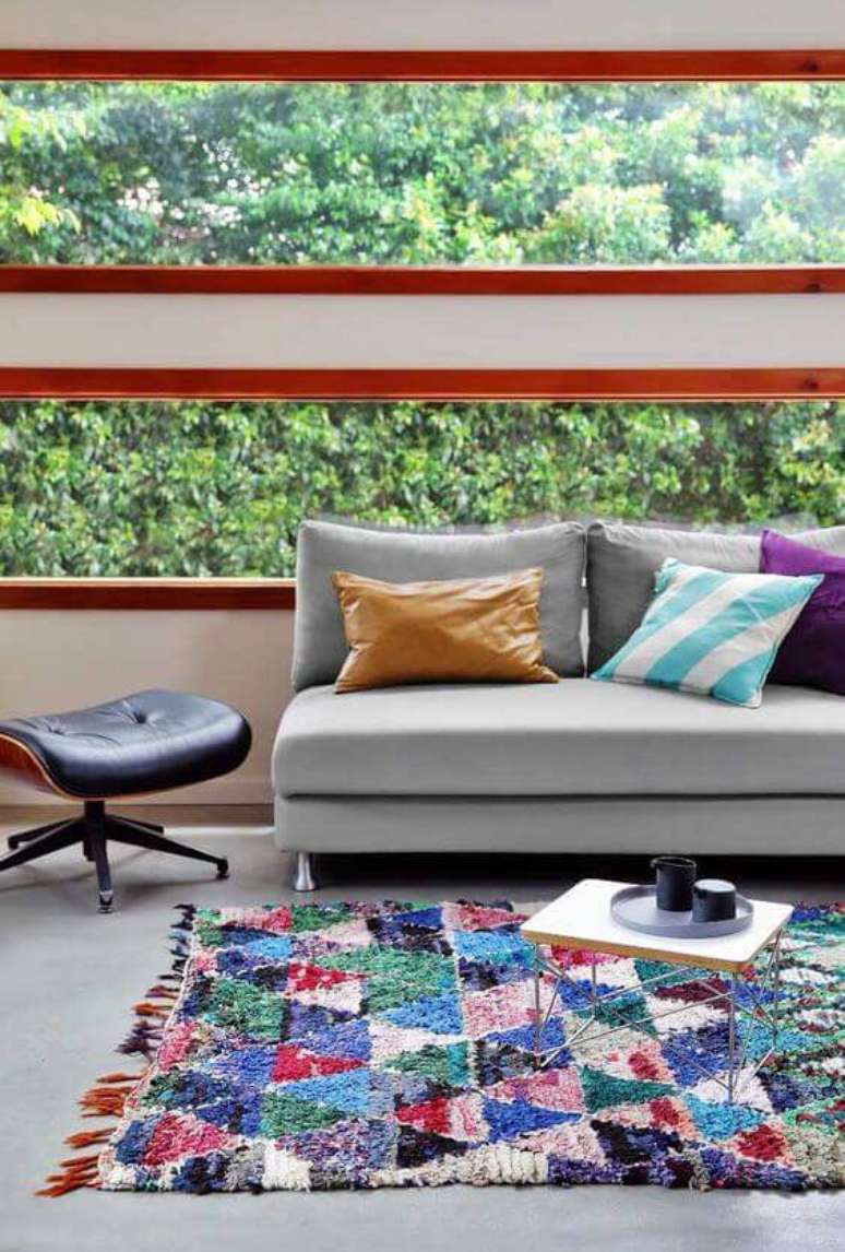 32. Sala moderna com tapete artesanal colorido – Via: Pinterest