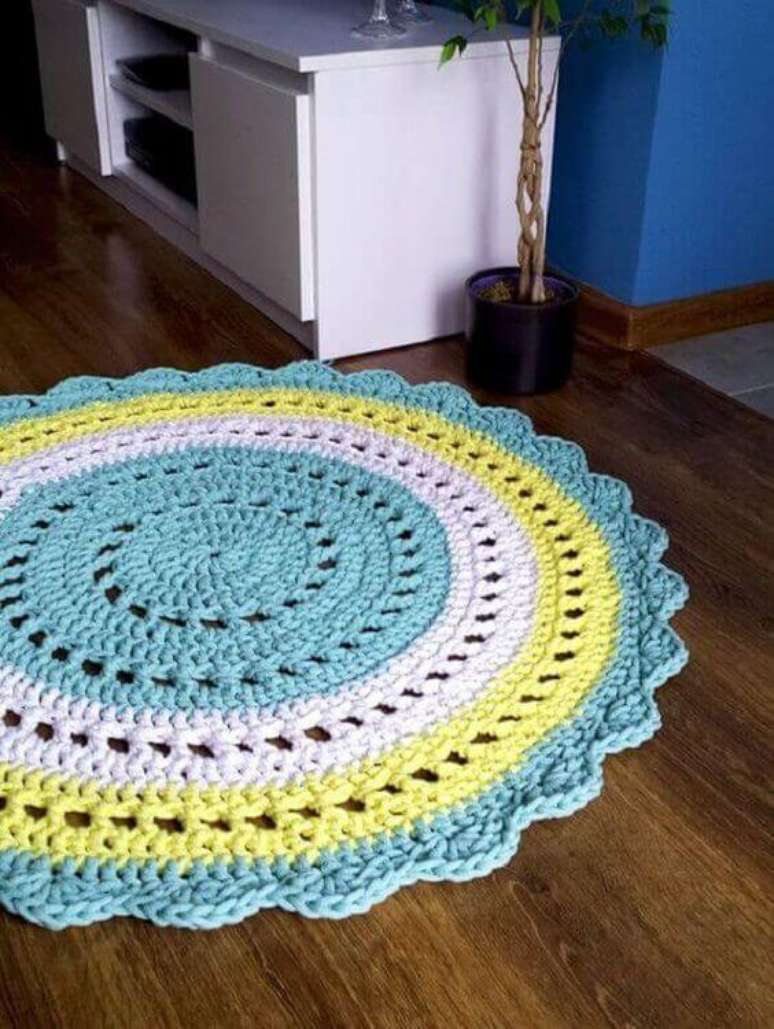 33. Sala de estar decorada com tapete artesanal de crochê – Via: Pinterest