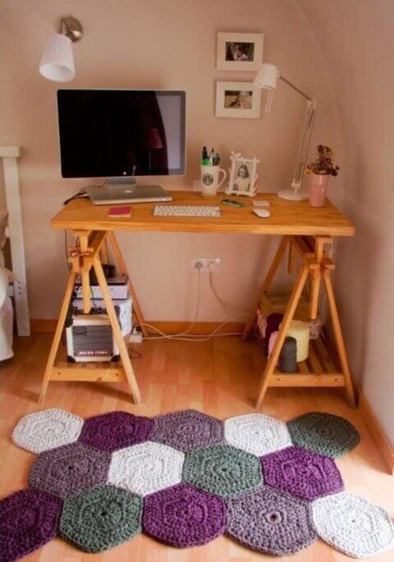 39. Escrivaninha com tapete artesanal roxo e cinza – Via: Pinterest