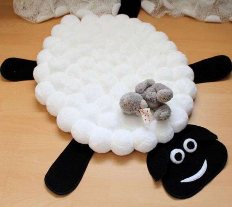 48. Tapete artesanal com pompom imitando ovelha – Via: Pinterest