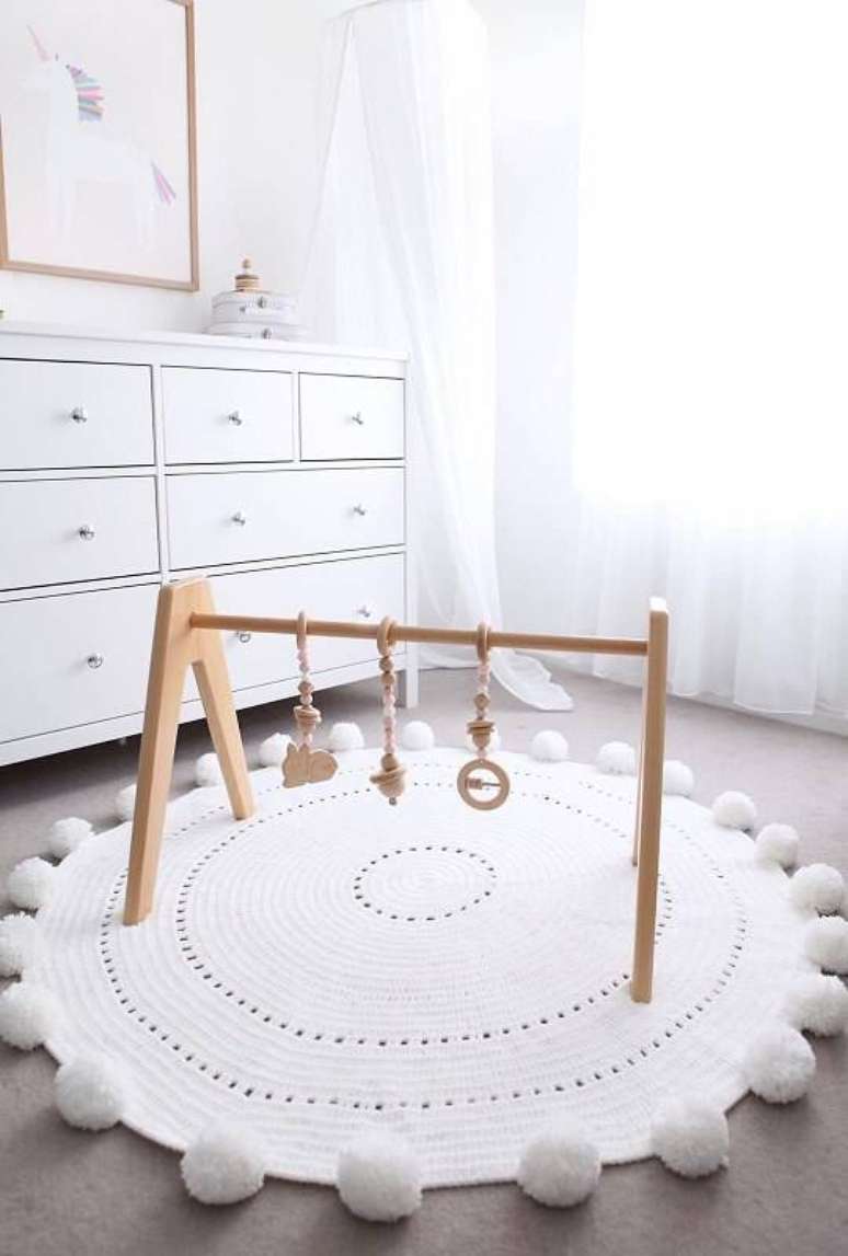 50. Tapete artesanal de crochê e pompom para quarto de bebê – Via: Pinterest