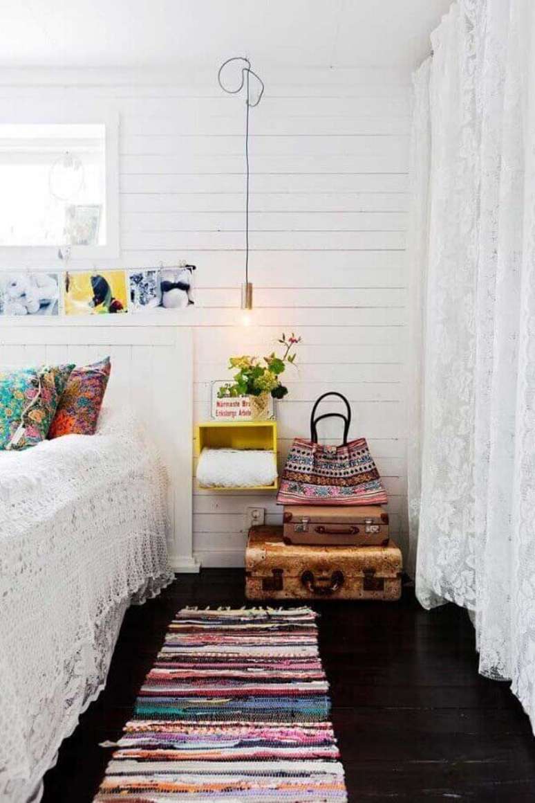 6. Tapete artesanal tear colorido no quarto moderno – Via: Pinterest