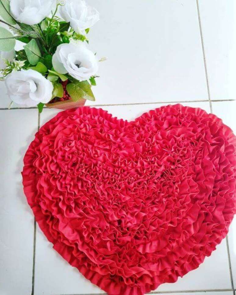 55. Tapete artesanal de frufru em formato de coração – Via: Pinterest