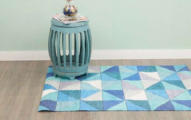 5. Você pode fazer um lindo tapete artesanal para sala com tecidos – Via: Pinterest