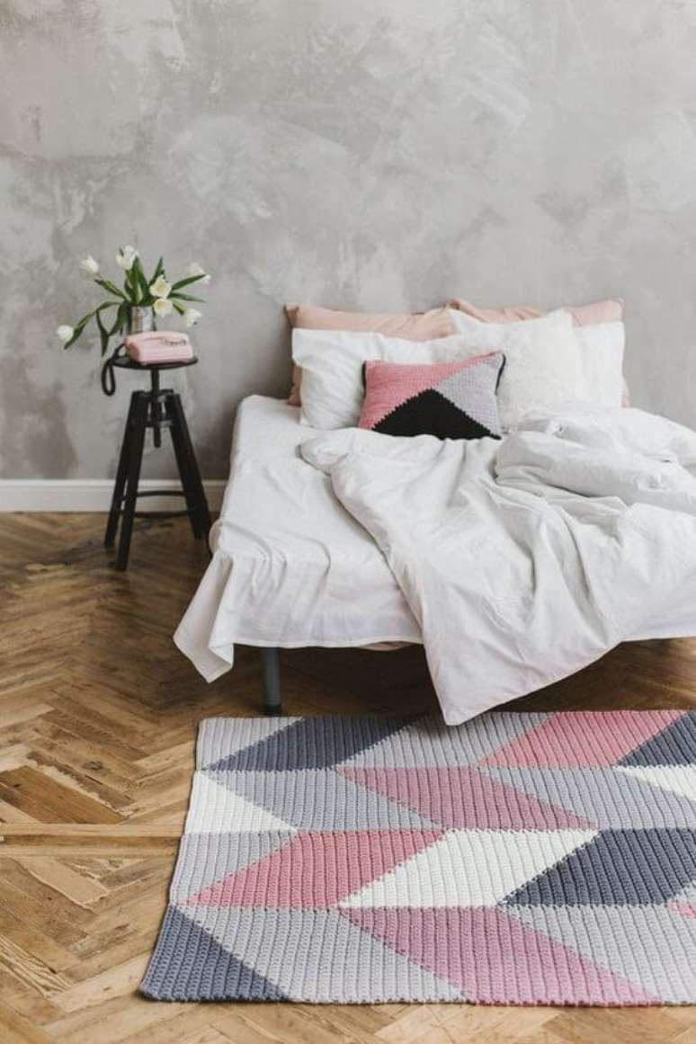 10. Quarto moderno com tapete artesanal rosa e cinza – Via: Pinterest