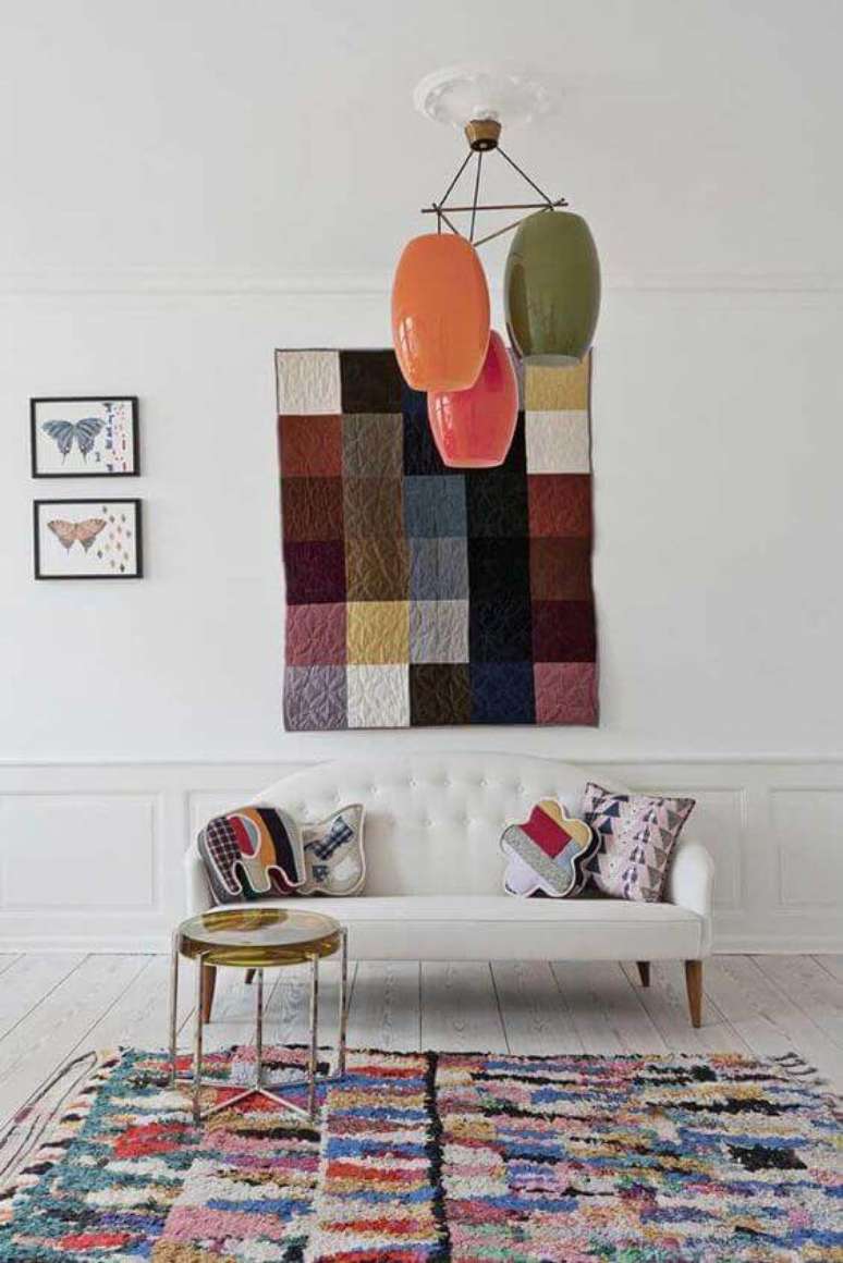 13. Tapete artesanal colorido na sala de estar com sofá branco – Via: Pinterest