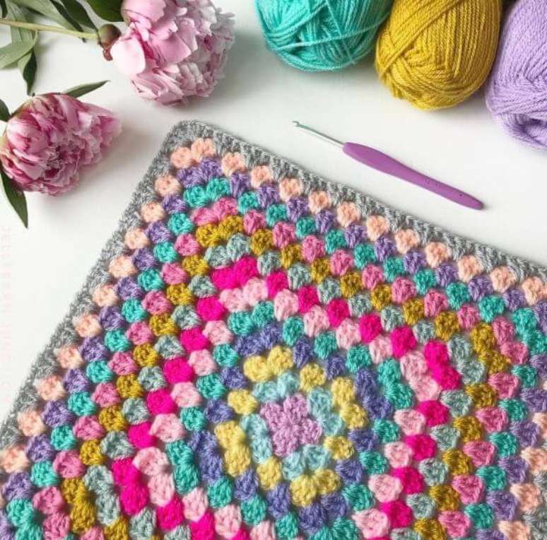 23. Tapete artesanal de crochê colorido para sala moderna – Via: Pinterest