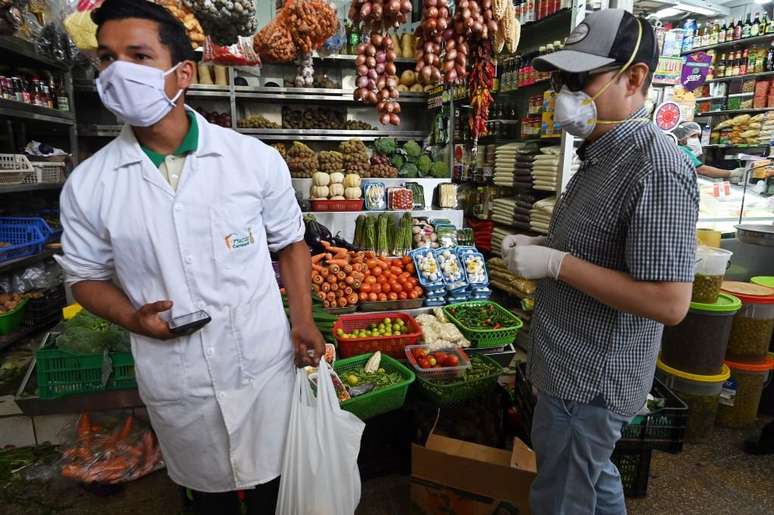 Clientes usando máscaras em mercado em Lima