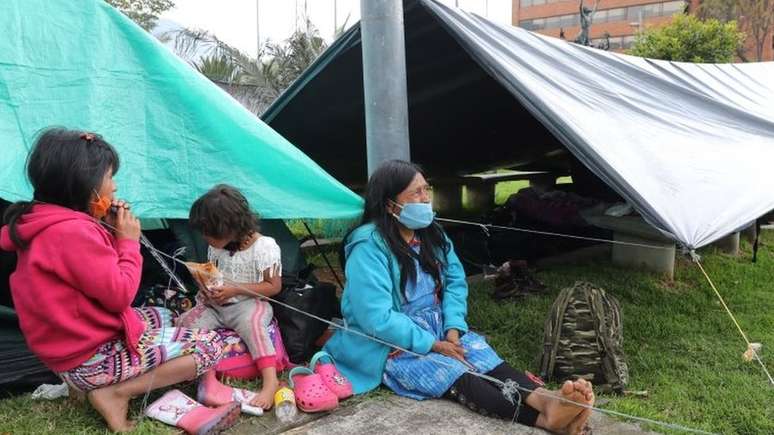 Não é incomum ver grupos de Emberas nas ruas de Bogotá pedindo esmolas