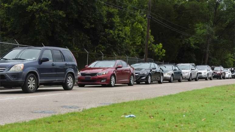 Texanos fazem fila para testes em seus carros - mais de 10% dos testes foram positivos na semana passada