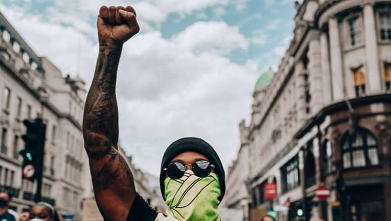 Em Londres, Hamilton participa de protesto contra o racismo