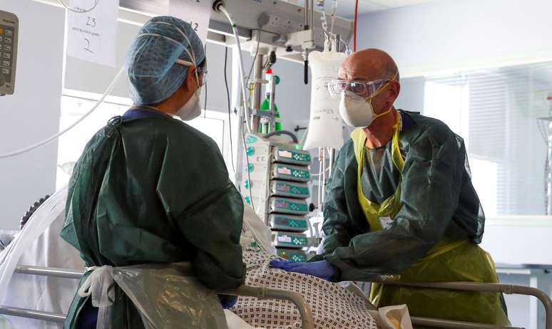 Paciente infectado com o novo coronavírus é tratado em hospital em Surrey, no Reino Unido
22/05/2020
Steve Parsons/Pool via REUTERS