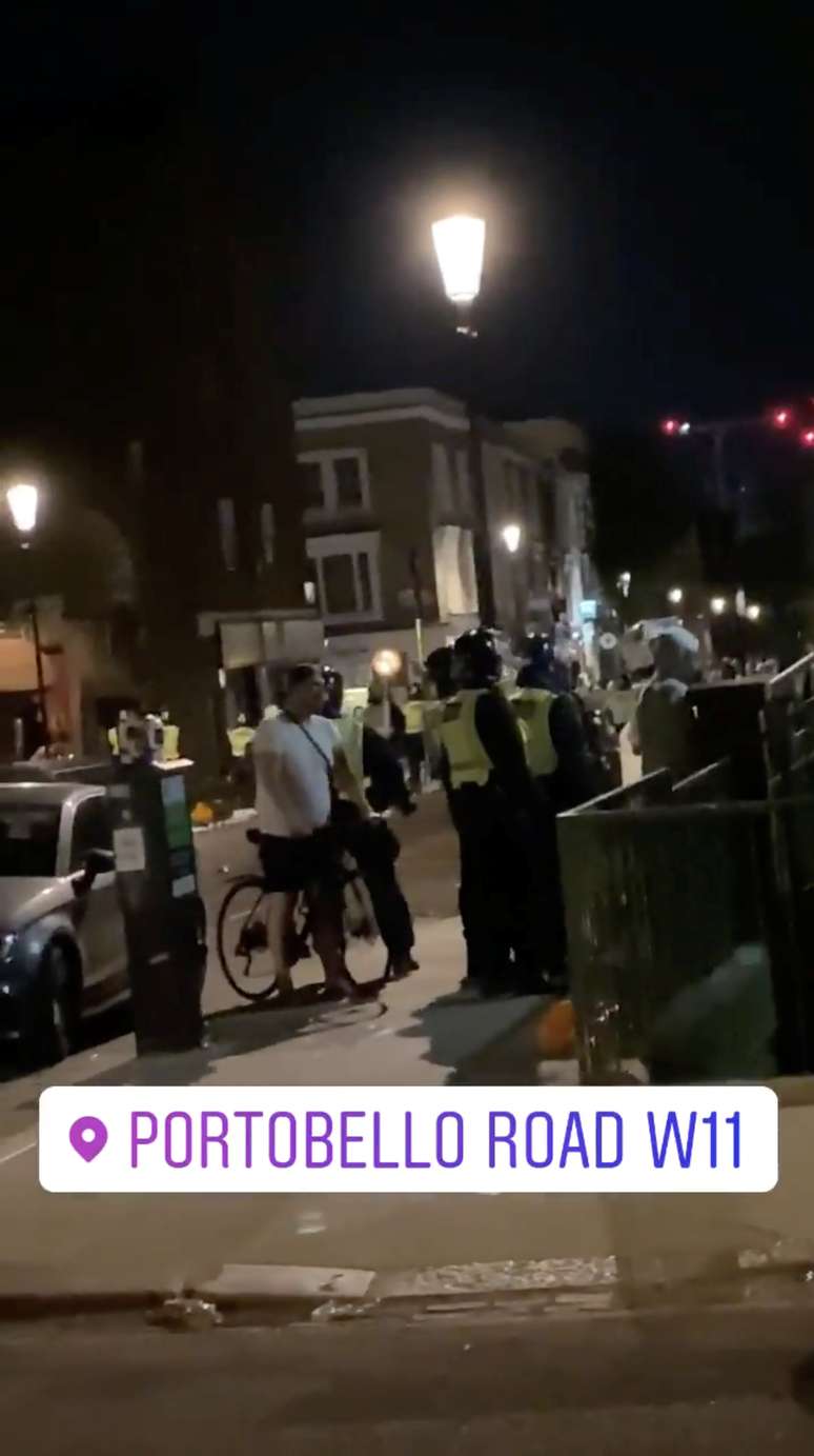 Polícia intervém em festa ilegal em Notting Hill, Londres
26/6/2020 INSTAGRAM/LULABELLAA/via REUTERS 