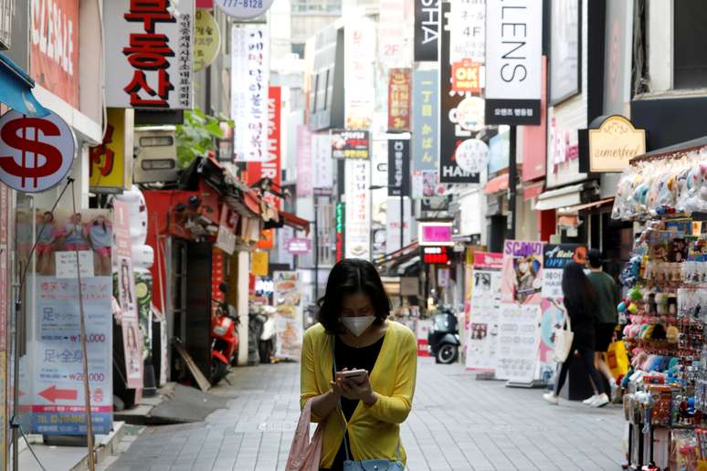 Mulher usa máscara em distrito comercial de Seul
28/05/2020 REUTERS/Kim Hong-Ji
