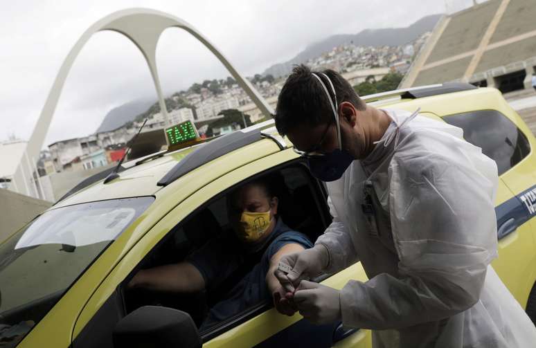 Profissional de saúde faz teste de detecção de Covid-19 em taxista no Rio de Janeiro
15/06/2020 REUTERS/Ricardo Moraes