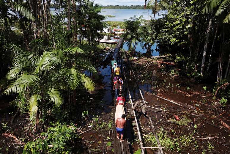 Familiares de Andrelina Bizerra da Silva, 49, que morreu a caminho de clínica com suspeita de Covid-19, levam caixão de volta para casa em Breves, na Ilha do Marajó
10/06/2020
REUTERS/Ueslei Marcelino