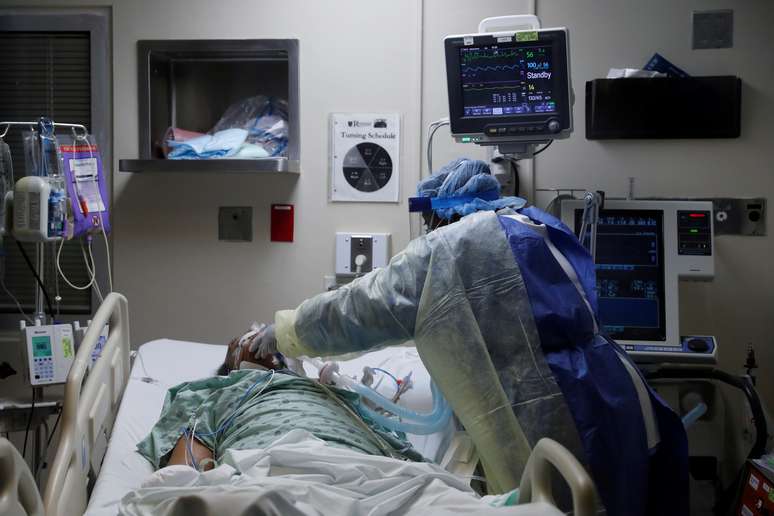 A enfermeira Paula Johnson cuida de um paciente, que testou positivo para o Covid-19, no Estado de Chicago. 22/04/2020. REUTERS/Shannon Stapleton.


