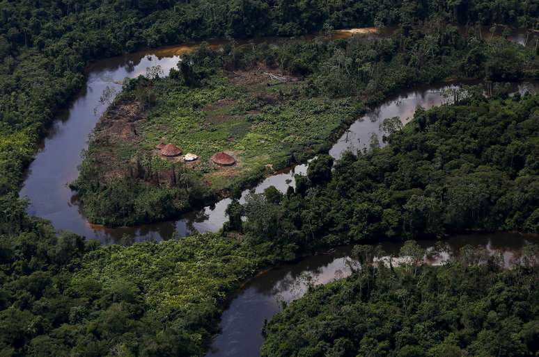Vilarejo ianom&acirc;mi na floresta amaz&ocirc;nica em Roraima
18/04/2016
REUTERS/Bruno Kelly