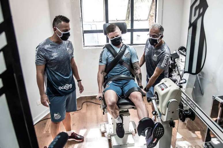 Avelino acompanha os testes físicos realizados pelos atletas (Foto: Ivan Storti/Santos)