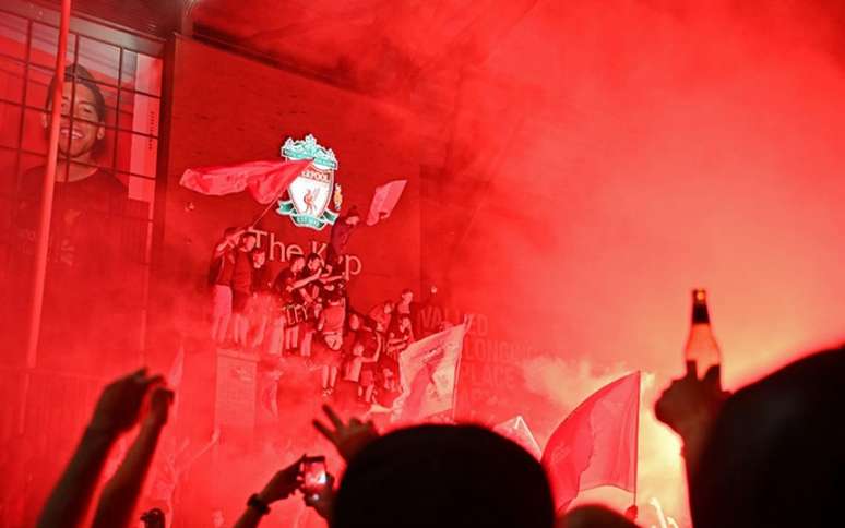 Centenas de Torcedores do Liverpool celebraram o título nas ruas da cidade e se aglomeraram em Anfield (Foto: AFP)
