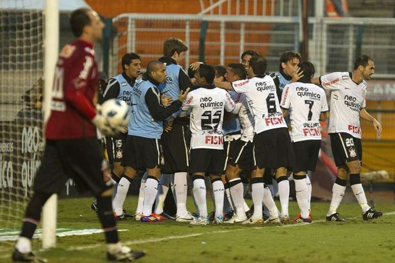 Corinthians goleou o rival por 5 a 0, no Pacaembu, com três de Liédson (Foto: Daniel Augusto Jr./Ag. Corinthians)