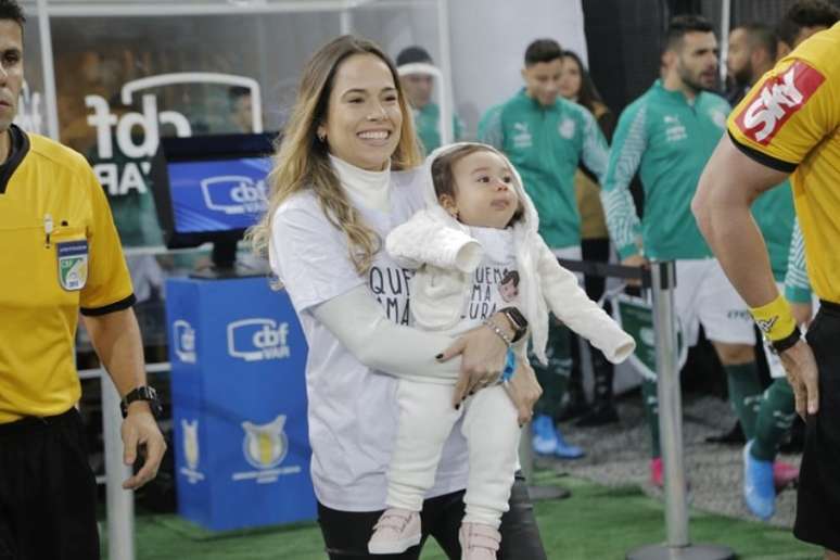 Marina e sua mãe, Talita, entraram em campo em um Dérbi em 2019 (Foto: José Manoel Idalgo/Ag. Corinthians)