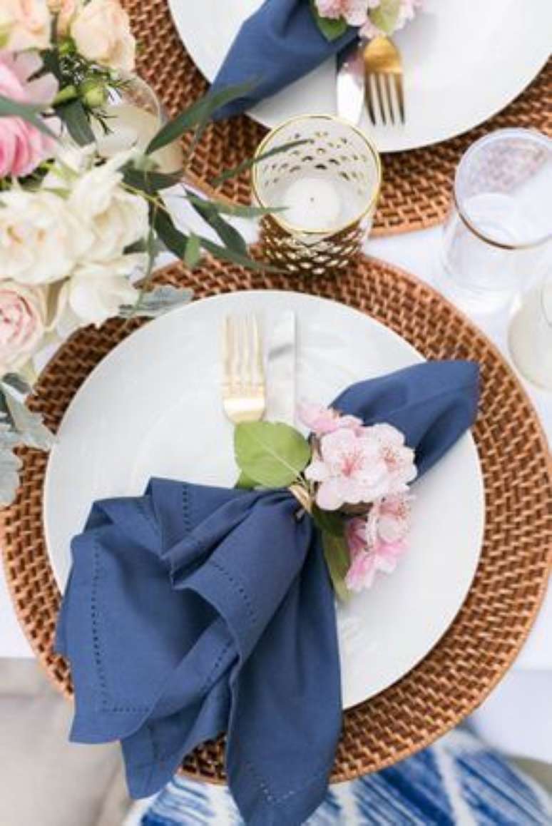 34. Como dobrar guardanapo azul para mesa de jantar – Via: Pinterest