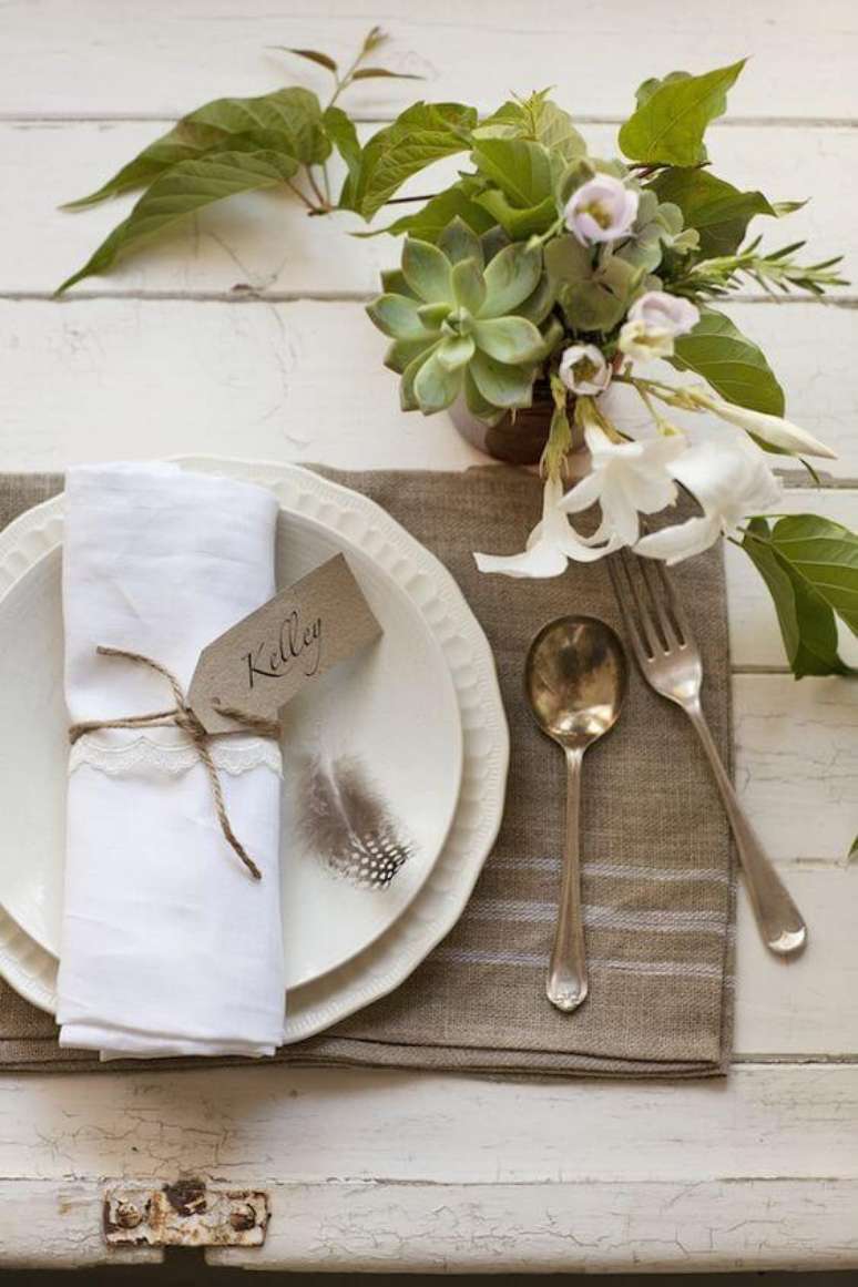 35. Como dobrar guardanapo simples para decoração de mesa – Via: Pinterest