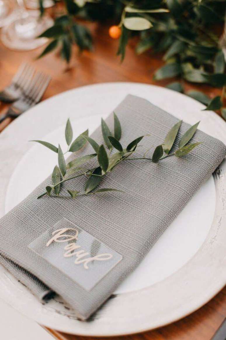 36. Aprenda como dobrar guardanapo de pano para sua mesa de jantar moderna – Via: Pinterest