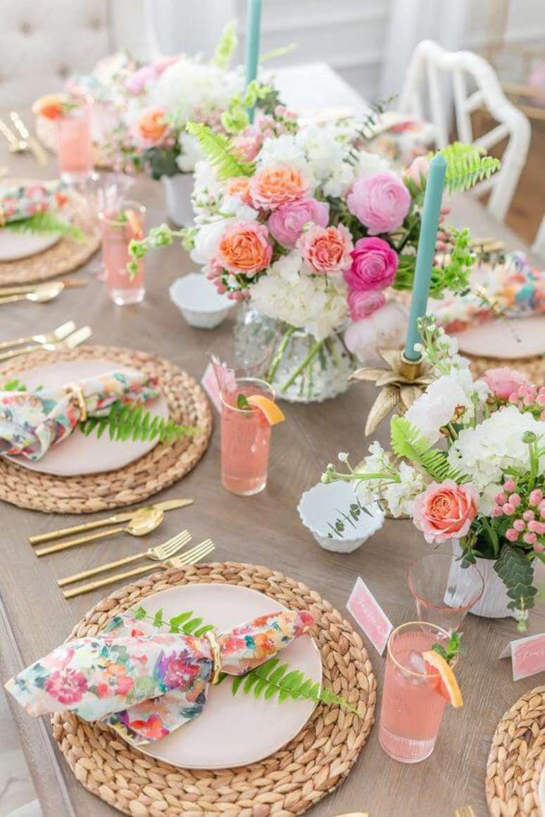 39. Como dobrar guardanapo colorido para mesa com flores – Via: Pinterest