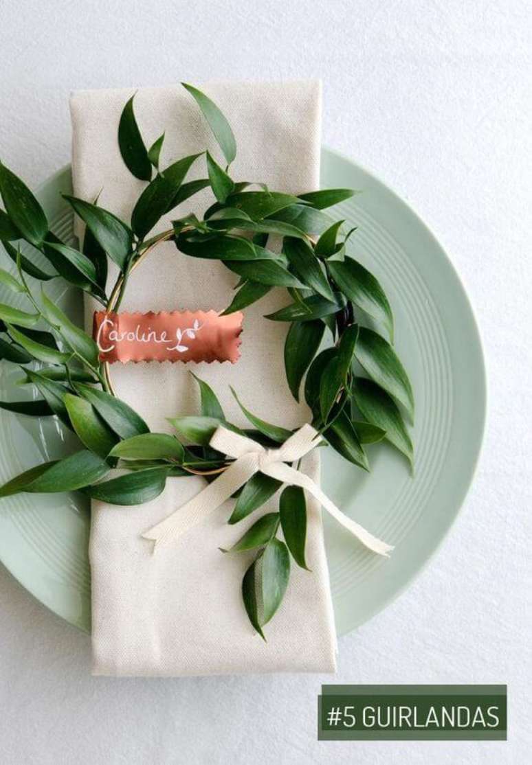 45. Decore a mesa de jantar com flores e aprenda como dobrar guardanapo &ndash; Via: Pinterest