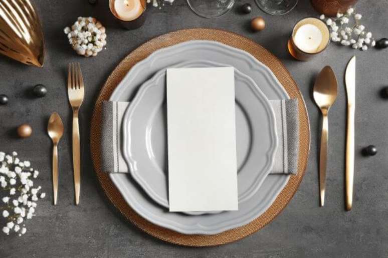 2. Como dobrar guardanapo de papel na mesa de jantar – Via: Pinterest