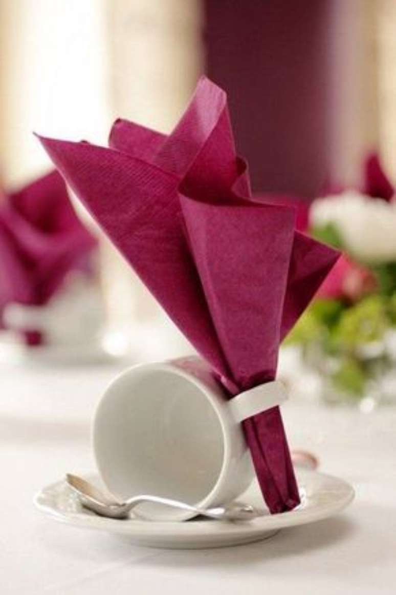10. Escolha um guardanapo para decorar a mesa de jantar – Via: Pinterest