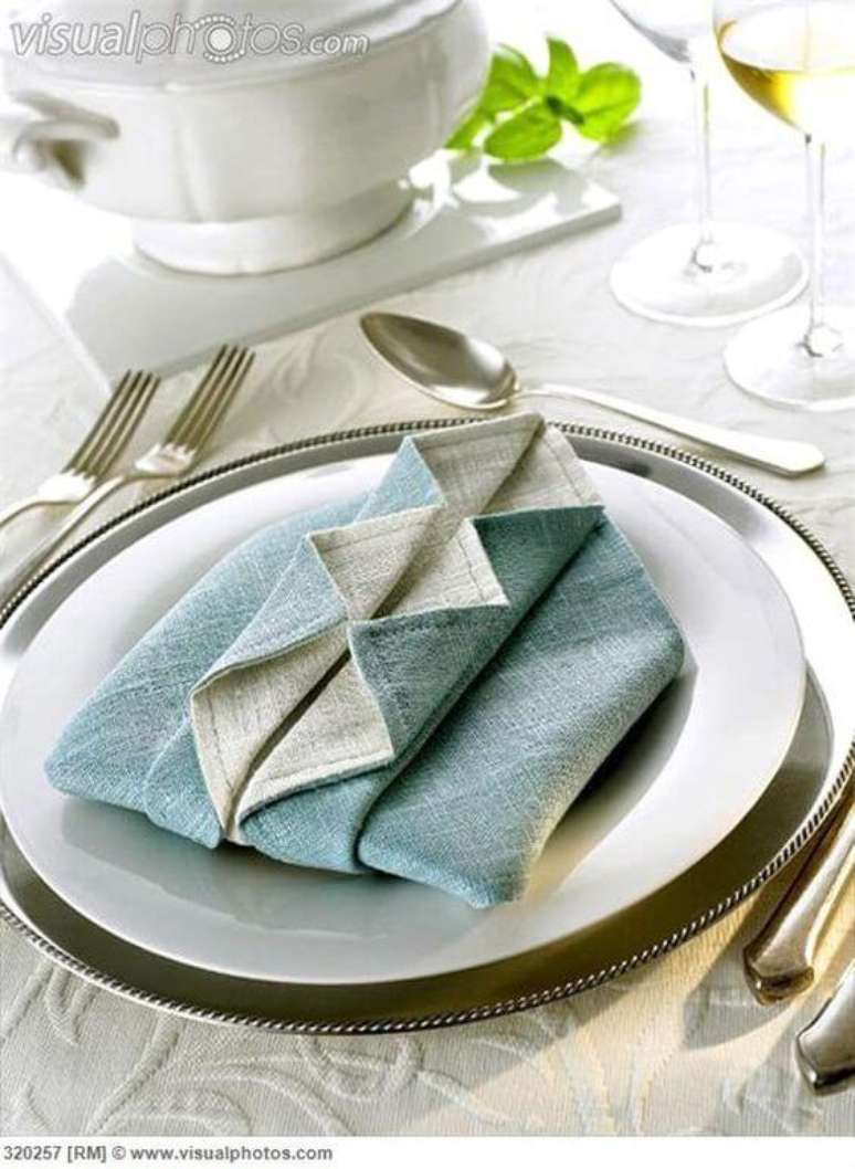 11. Decora&ccedil;&atilde;o de mesa de jantar com guardanapo de papel &ndash; Via: Pinterest